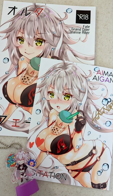 FGOセットは本とイラストカードどちらにも金で直筆サイン入っています。ボトルキャップ台座付きアクキーはペットボトルにつけられるので便利です❣アクキーにもアクスタにもなる便利グッズ!よろしくお願いします😃 