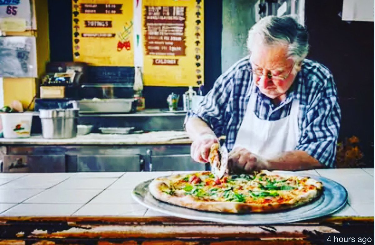cdalvano's tweet photo. Dom De Marco, uno de los pizzaiolos que más admiro y he seguido por un buen tiempo. Gracias por esa esquina llena de sueños en Brooklyn. #DiFara #RIP #Pizza https://t.co/eCHUwHzUev