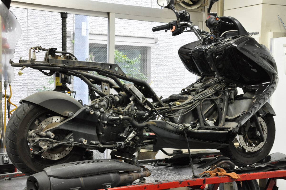 ysp_sugimina's tweet photo. おはようございます！

昨日常連さんに「佐野さんっていっつもバイクをバラバラにしてますね」と言われました。
はい本日もバラバラにしております。

今日も一日よろしくお願いいたします！
#yp250
#ysp杉並南 https://t.co/bmHqsjobpB
