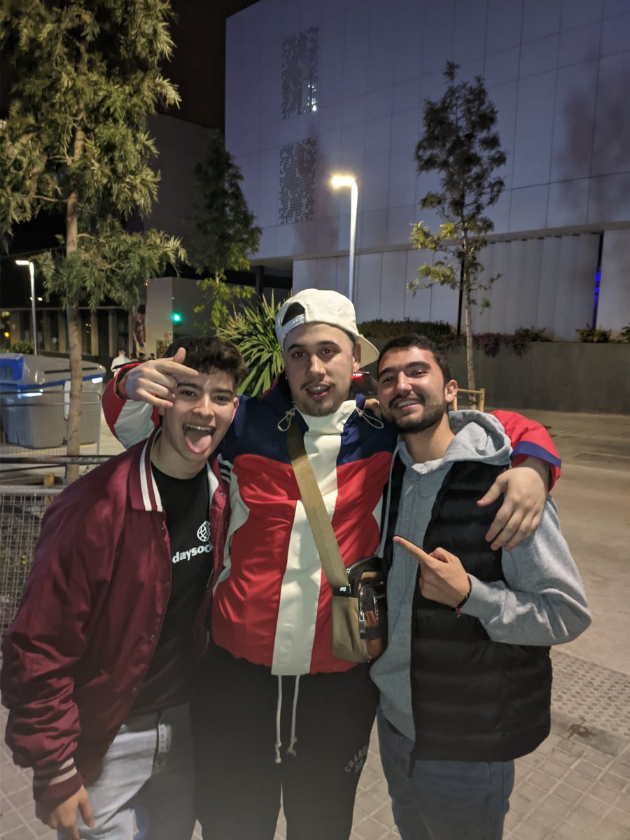 squirrel22_'s tweet photo. @Pekeuno1 @ergopro95 los putos reyes del panorama, mejor show de toda Barna tkm esperando el nuevo disco para escucharlo hasta que me sangren las orejas... #esPotencia https://t.co/P7UbUQqJtz