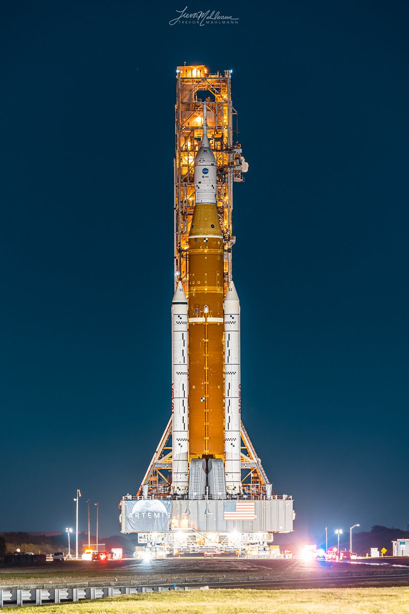 TrevorMahlmann's tweet photo. Hung around for one more photo before being the last one on the bus this evening. So worth it🤘🏼
📸 for @arstechnica 

⚙️/⬇️/🖼: https://t.co/XliAoOESVz https://t.co/zzzCK1RcnC