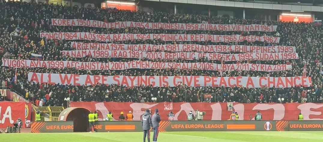 FaktaSepakbola's tweet photo. Banner supporter Red Star Belgrade saat laga Europa League melawan Rangers.

"Yang ingin kami katakan adalah: berikanlah kesempatan untuk sebuah perdamaian!"

"Indonesia 1958" 🧐 https://t.co/v6fJARPwXJ