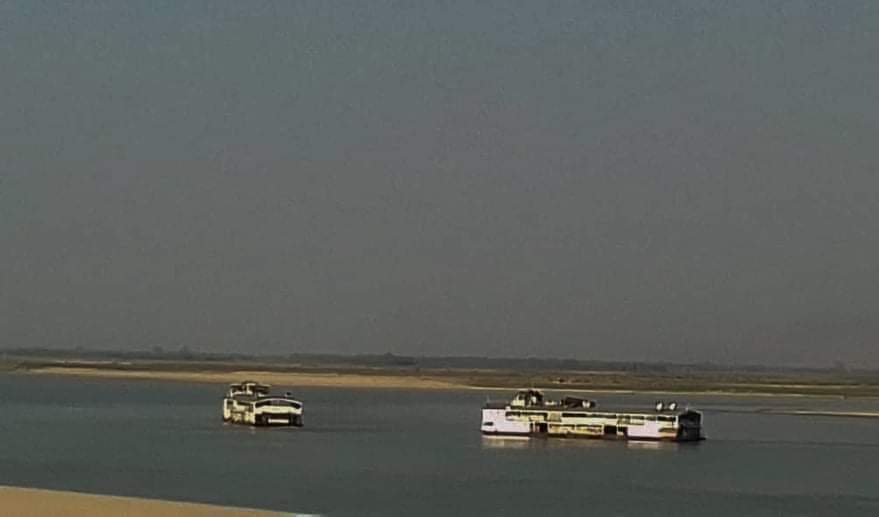 RvlBurma2's tweet photo. Residents of #Bogone village on the banks of the Irrawaddy River and nearby villagers have been forced to flee their homes due to heavy artillery shelling by the junta along the Irrawaddy River in #Shwegu Township Kachin state.More than 2,000 ppl are living in Bogone village.1/ https://t.co/b8iJKFGiYh