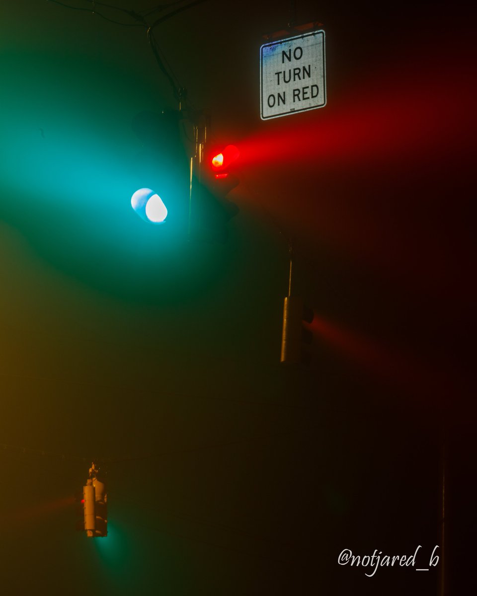 notjared_b's tweet image. Foggy Stoplight.