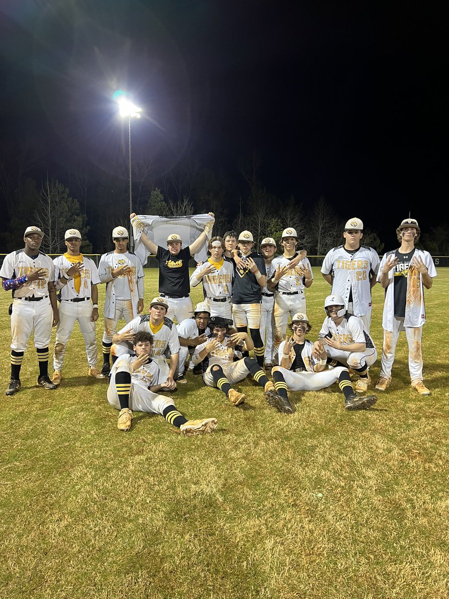 Varsity earns the sweep over Rockdale tonight! Reece Payne and Kale Ramer combined for the no-hitter in game one’s 13-0 victory. <a href="/CourseyConnor/">Connor Coursey</a> earned the win in game two’s 16-1 victory while going 3-3 with 3 RBI. Tigers start 3-0 in Region 3-6A play. #finish 🐅