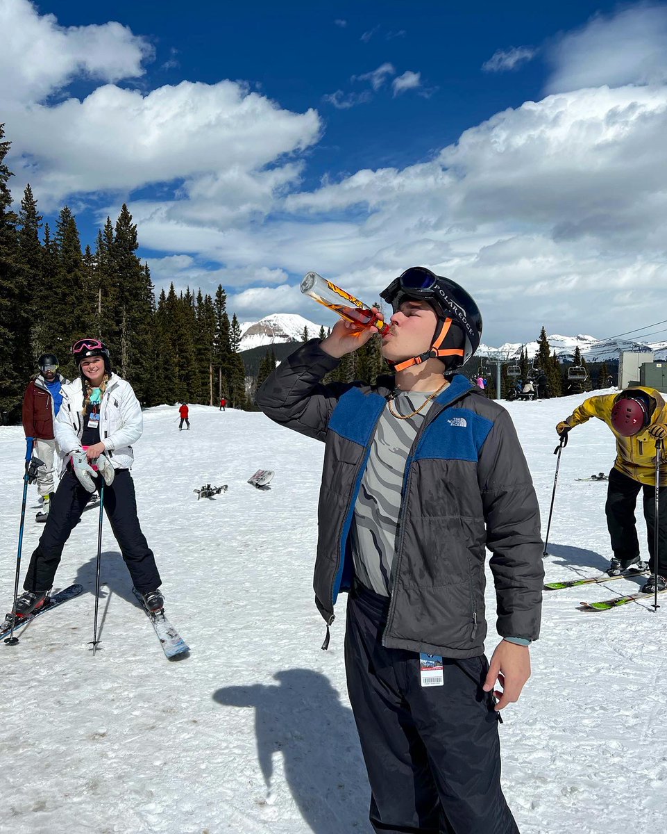 connerwayne_'s tweet photo. 🏔 +🍹= 🏂 https://t.co/UbrTJD1skQ