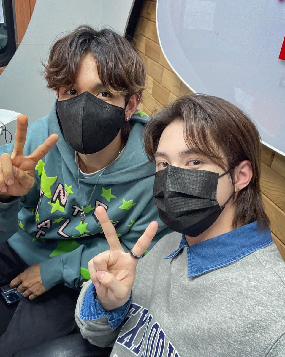 TeamSamuel's tweet photo. [📸] 03/17/2022 rnus_arirangradio Instagram Update
https://t.co/zKWT9TyrsL

Compilation ➡ https://t.co/ZQSFRgejIn
#김사무엘 #사무엘 #KimSamuel #Samuel https://t.co/E1xjmHbr0v