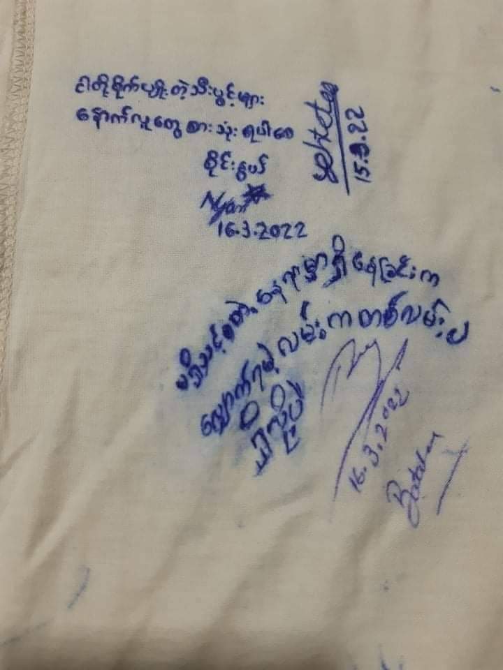 amy_kyaw's tweet photo. Political prisoners who are being put away at the #Insein prison gathered and held a mass signing strike for upcoming revolutionary day, March 27.
#2022Mar18Coup 
#WhatsHappeningInMyanmar https://t.co/DBr6nC1gcW