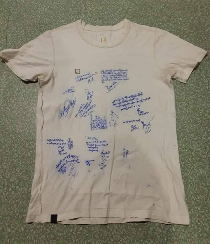 amy_kyaw's tweet photo. Political prisoners who are being put away at the #Insein prison gathered and held a mass signing strike for upcoming revolutionary day, March 27.
#2022Mar18Coup 
#WhatsHappeningInMyanmar https://t.co/DBr6nC1gcW