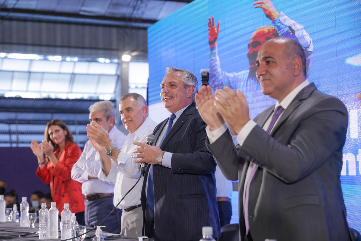 Participé en un acto del <a href="/PJTucumanOK/">PJ Tucumán ✌️</a>. Allí pude mirar al pueblo tucumano a los ojos y decirle que sé que tenemos que resolver el problema de la deuda y el impacto del aumento de precios de los alimentos en el mundo, pero también les dije que no tengan dudas de una cosa 👇