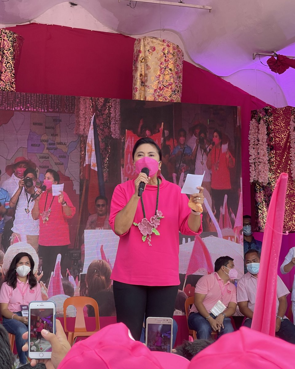reyneeortiz's tweet photo. My mom's obra worn by VP @lenirobredo 💖✨ Thank you for visiting, VP Leni! 

#obranijuana #SureNaSaZamboSur #ZamboSurians4LeniKiko2022 #IdaugNaNatoNi https://t.co/vwOAq5qqCp