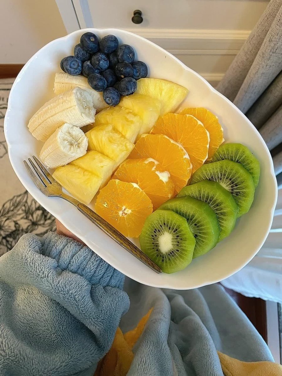 Shanshan568's tweet photo. It is also a good choice to eat some fruit at home on rainy days and read a book https://t.co/kgDo0BZQjA