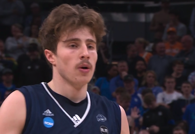 JustEsBaraheni's tweet photo. Kentucky just lost to a guy who looks like 85% of NBA beat writers https://t.co/rSelgtMCSE