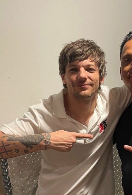 aylxayh's tweet photo. última gira antes de empezar el último año ,los alumnos de 6to del colegio "Silvio" deciden salir de joda jueves ,viernes,sábado y domingo. Harry encara a un pibe que lo enamoró pero...¿qué pasa si al otro día, Lunes por la mañana, se lo encuentra siendo su profesor de Inglés? https://t.co/YPt0fbd6uN
