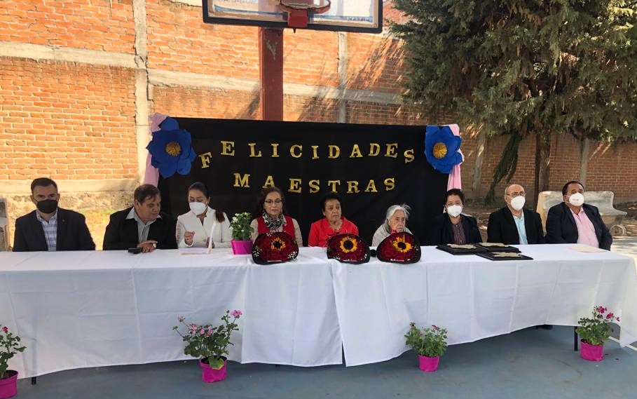 45SNTE's tweet photo. #TodosSomosUno 🙋‍♀️

🟠 En el municipio de Coroneo se llevó a cabo la entrega de reconocimientos por años de servicio a las maestras Josefa Ortiz Guerrero, Ma Luisa Ruiz Landeros  y Josefina Eduwigis Soto Bucio, pertenecientes a la Delegación Sindical D-I-17 https://t.co/mTdGunnGrZ