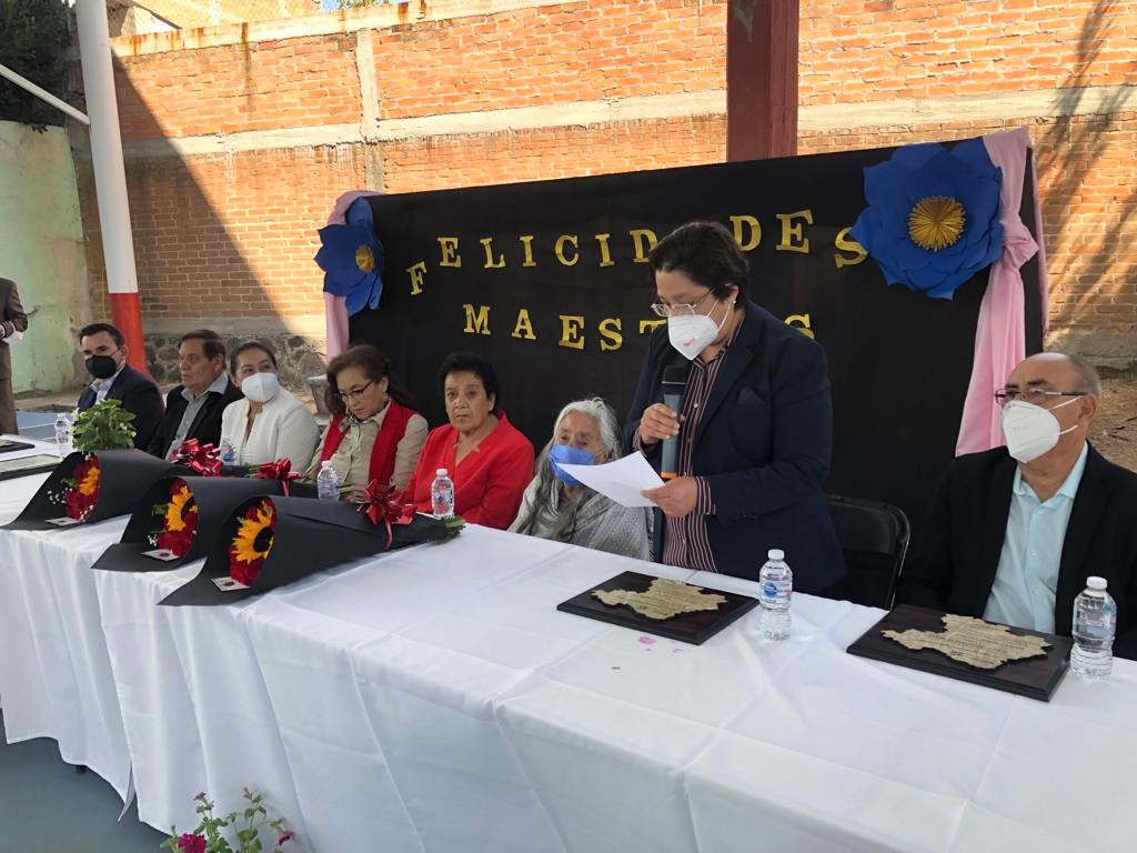 45SNTE's tweet photo. #TodosSomosUno 🙋‍♀️

🟠 En el municipio de Coroneo se llevó a cabo la entrega de reconocimientos por años de servicio a las maestras Josefa Ortiz Guerrero, Ma Luisa Ruiz Landeros  y Josefina Eduwigis Soto Bucio, pertenecientes a la Delegación Sindical D-I-17 https://t.co/mTdGunnGrZ
