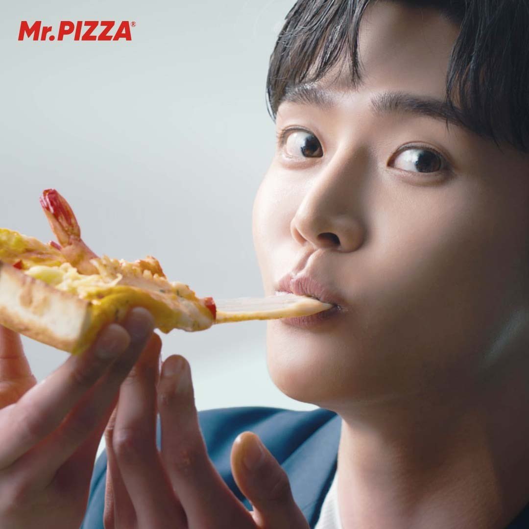 mrpizzalove's tweet photo. [미스터피자 X 로운]
더 새‘로운’ 미피의 첫번째 플레이!
TV CF 30초 영상 드.디.어 공개➰➰

피자 치즈 늘이는 로운이라고요?
판타지들 달려 달려!! 🏃‍♀️🏃‍♂️

https://t.co/C3VACK2c0S
.
.
.
로운: 귀여울게, 멋질게, 다할게✨
치즈: 늘어나볼게🧀
심장: 나댈게💥
눈물: 흐를게💦 https://t.co/q9qj3iJcWh