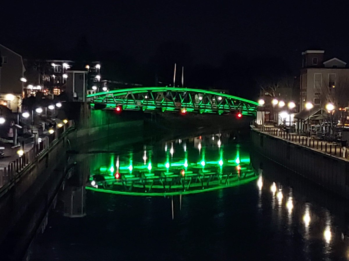 colonial_belle's tweet photo. The Fairport Liftbridge on St. Patrick’s Day ☘️ https://t.co/JReZcQle1t