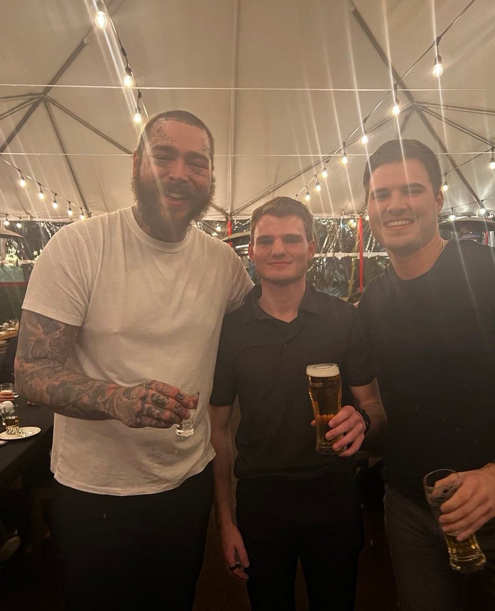 NewsPosty's tweet photo. 📸 | Post Malone at Matsuhisa in LA with a fan, wishing him a happy birthday. 😍 https://t.co/q4Qhp0Cf6V