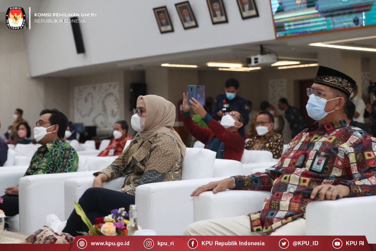 KPU_ID's tweet photo. Penandatanganan dilakukan Ketua KPU RI, Ilham Saputra bersama Ketua IEBC Republik Kenya Wanyonyi Wafula Chebukati. Chebukati menyampaikan KPU dipandang berpengalaman dan sukses menyelenggarakan pemilihan dan pemilu di Indonesia. https://t.co/NQSnJGxw1Q