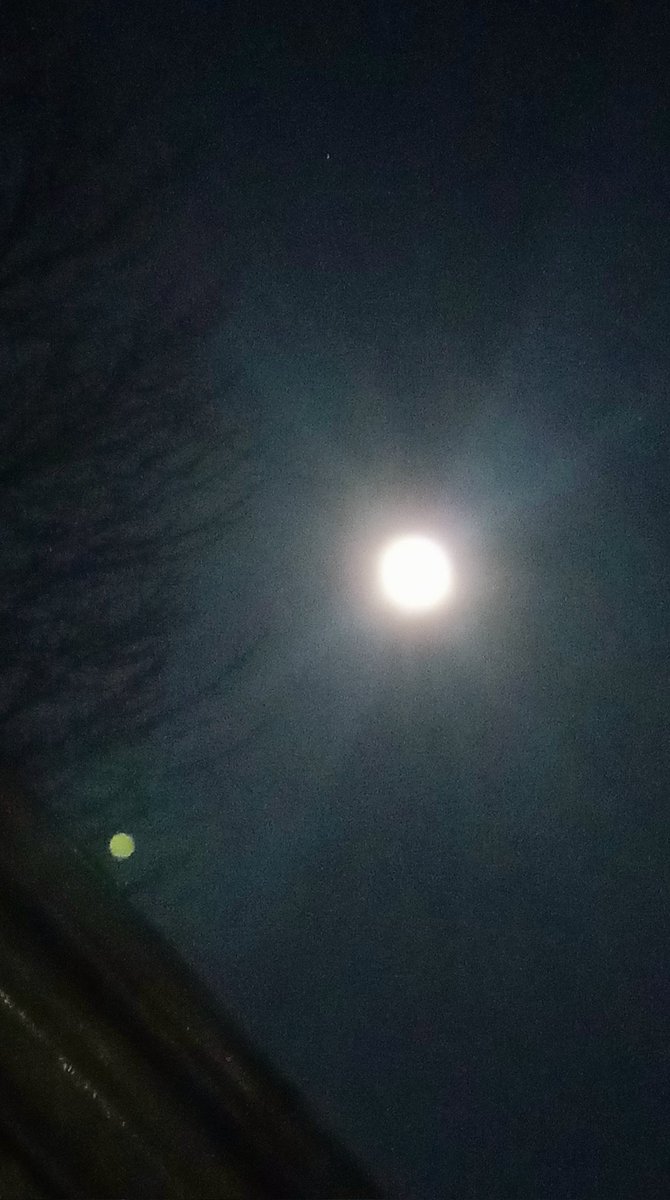 WickedMoon1514's tweet photo. Don't forget lovelys, it's a full moon.🌙
Let's charge our waters &amp; crystals. 
Clear Quartz promotes clarity. Smoky Quartz brings grounding. Rose Quartz promotes compassion &amp; empathy. Amethyst enhances intuition and psychic abilities. #moonwater #chargedcrystals #moonspells https://t.co/CjUCSCb9R2