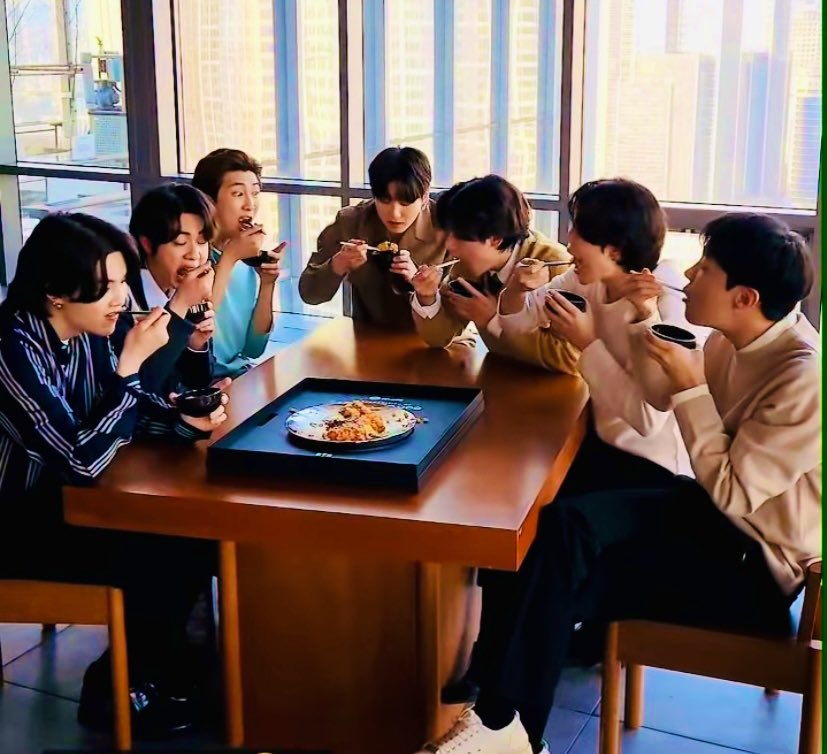 bts7_proof's tweet photo. Butter🧈が3位から
1位に返り咲いたとアミ友ちゃんに
教えてもらいました✨

『 やっぱりARMYって凄いよね！』

って言いながら
喜んでご飯食べてそう😆💕💕💕

💜♾🐨🐹🐱🐿🐥🐻🐰♾💜

Listen to #BTS_Butter by #BTS       (@BTS_twt ) the Grammy nominated song and best selling song choice. https://t.co/3GAFs3O2kZ