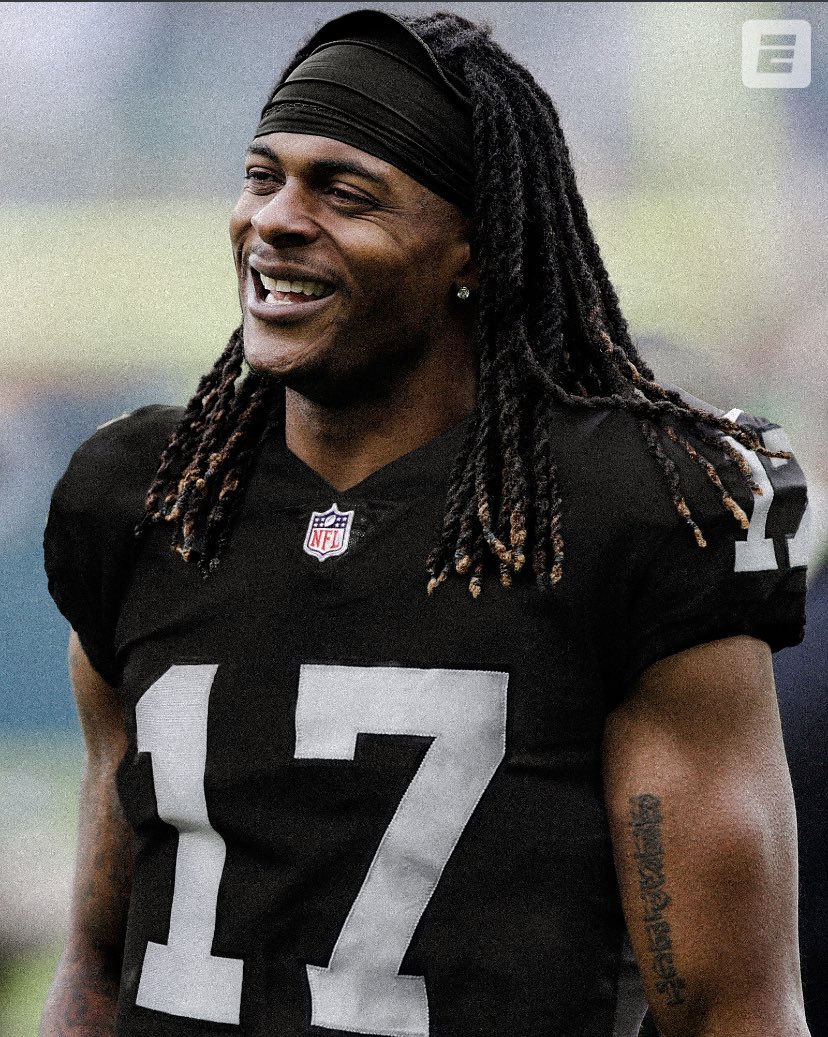 AdamSchefter's tweet photo. What Davante Adams looks like in the silver and black: https://t.co/zBU1f9LnCl