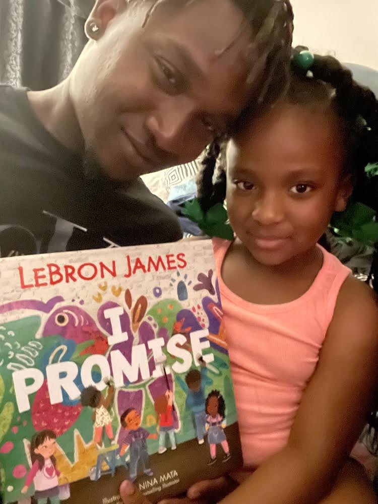 MaryFordPanther's tweet photo. During our last Fatherhood Meeting, our fathers got the book "I Promise" by Lebron James. We challenged them to read it to their babies &amp; send us a pic &amp; THEY MET THE CHALLENGE!! 🎉🎉Shout-out to these awesome Dads!! @CCSDConnects @ccsdaltprograms https://t.co/JlK7vj86QD
