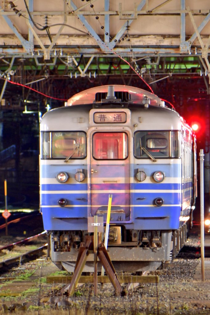 unohaman's tweet photo. 2022.03.17
新潟車両センターに所属する115系の引退から1週間
柏崎駅の風物詩だった115系の夜間留置はE129系へ
これからは156MがE129系による代走となった時に見られていた景色が、あたりまえのようになると同時に、E129系たちの中で細々と留置されていた115系の姿も過去のものに
#115系
#156M https://t.co/qVeE7noVWu