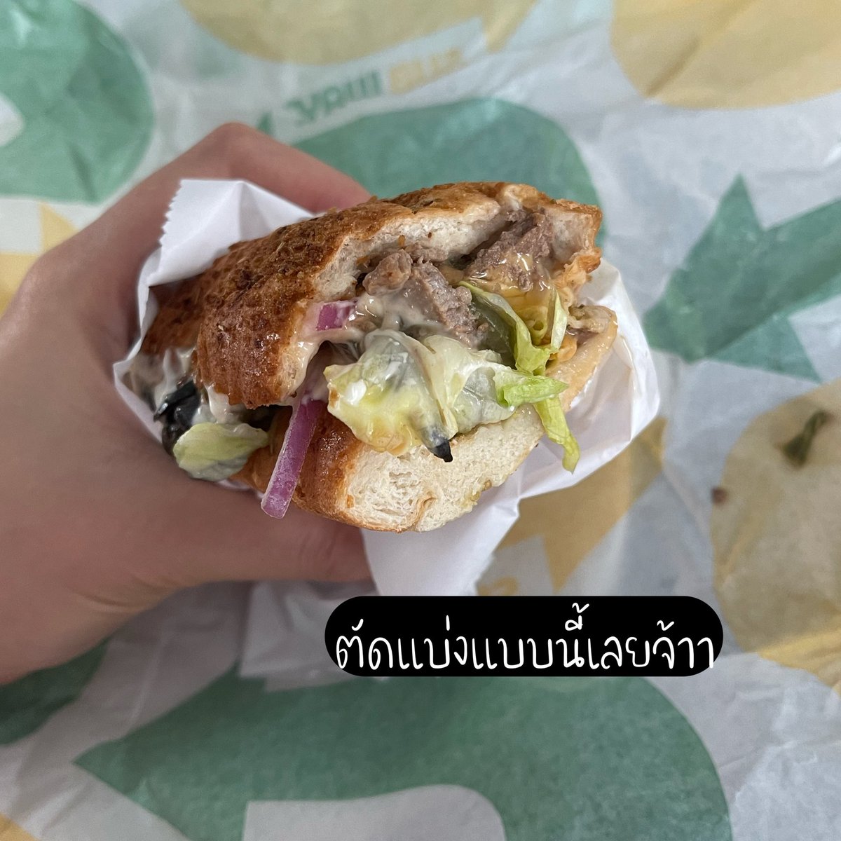 jenitalks's tweet photo. สูตรสั่ง Subway ที่เจนคิดเองมั่วๆ แต่ดันอร่อยย ไม่เลี่ยน ถึงขั้นแฟนชอบบอกสั่งให้หน่อยย ทั้งๆที่นางไม่ชอบกินฟาสต์ฟู๊ด 555 บางทีสั่วให้พ่อให้แม่กินคือติดใจหมดด แนะนำสั่งไซส์ฟุตลองตัดแบ่ง 3 จะคุ้มหน่อย กิน 3 คนอิ่ม แต่ถ้าไปคนเดียวก็สั่งไซส์เล็กก็ได้จ้า https://t.co/u2midKKxiG