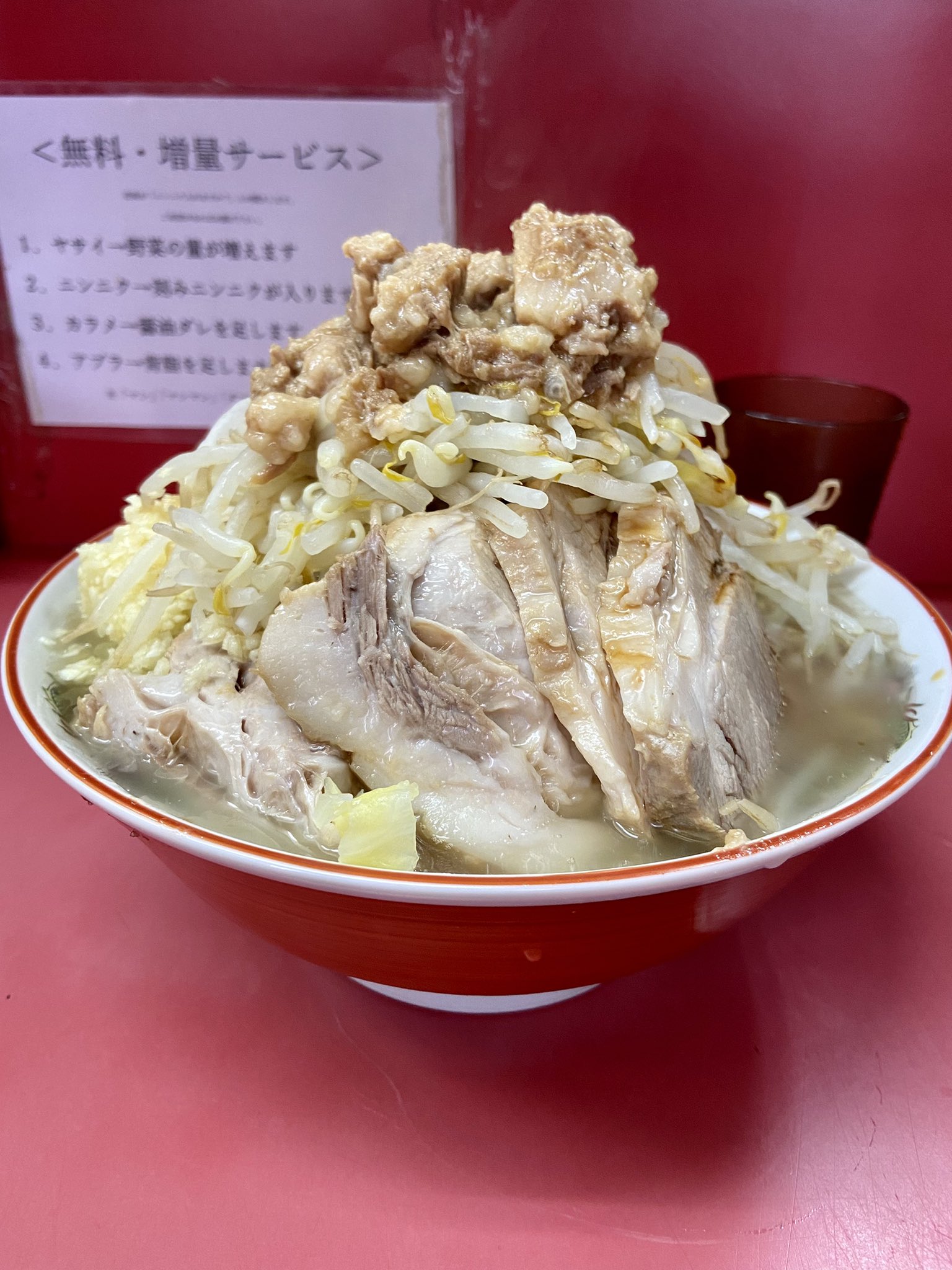 肉も二郎系も食べたい ラーメン二郎 小岩店 大ラーメン 豚増し ニンニク ヤサイ アブラ カラメ 全部 脂っkoiwaは無くなってたが トッピングのアブラに豚カス入ってるし 非乳化で優しめのスープめちゃくちゃ美味しかった 増した豚はどれもホロホロ