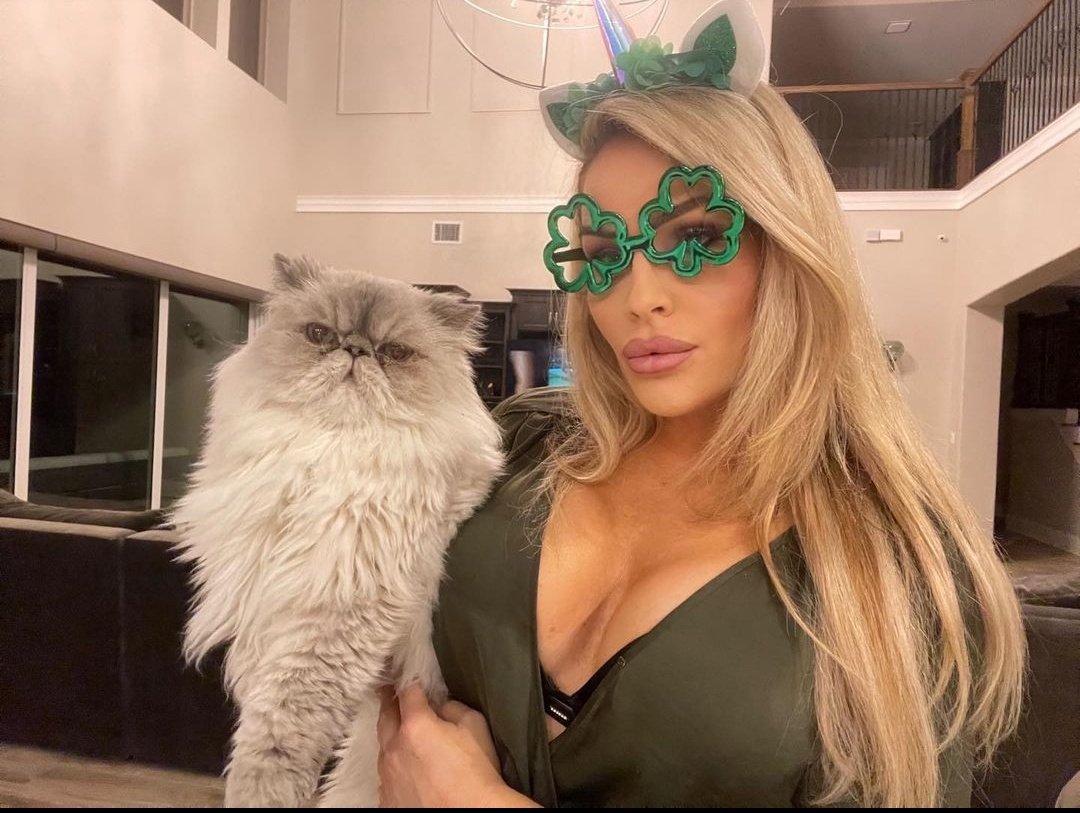 Bry1889's tweet photo. @Bliss3240 @LegacyofSasha @petch_juta @elinasarkisian1 @TheGOATBLuPRiNT @TwistedKing920 @StephenBarry86 @GeorgeWaldron96 @ReignsEdge97 @sophia_tamio Nattie and 2Paws 🍀💚
#365DaysOfNattie #2Paws 
#TeamNattie #NattyCats https://t.co/IgHZmK3UFG