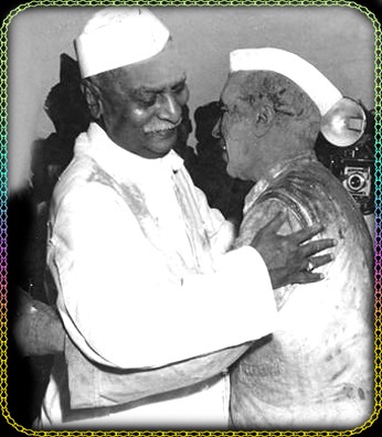 हिंदुस्तान मोहब्बत और भाईचारे का देश रहा है।

हमारे त्योहार हमारी परंपरा और स्वभाव के प्रतिबिंब हैं और होली उनमें से एक है।

हमारा देश गले से गले लगकर, हाथ से हाथ थामकर बढ़ता रहे- यही शुभकामनाएं कांग्रेस परिवार की ओर से।

#HappyHoli