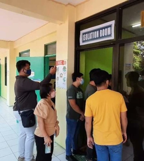 TagumpayNHS03's tweet photo. Dumaan sa Division Evaluation ang Tagumpay NHS para sa pagbubukas ng pinto ng paaralan para sa 104 na batang lalahok sa limited face-to-face classes na sisimulan sa ika-28 ng Marso 2022. Ginabayan ni Gng. Susana Sacatrapos ang mga evaluators sa pag-inspection ng mga pasilidad. https://t.co/b6B3ZLqrLj