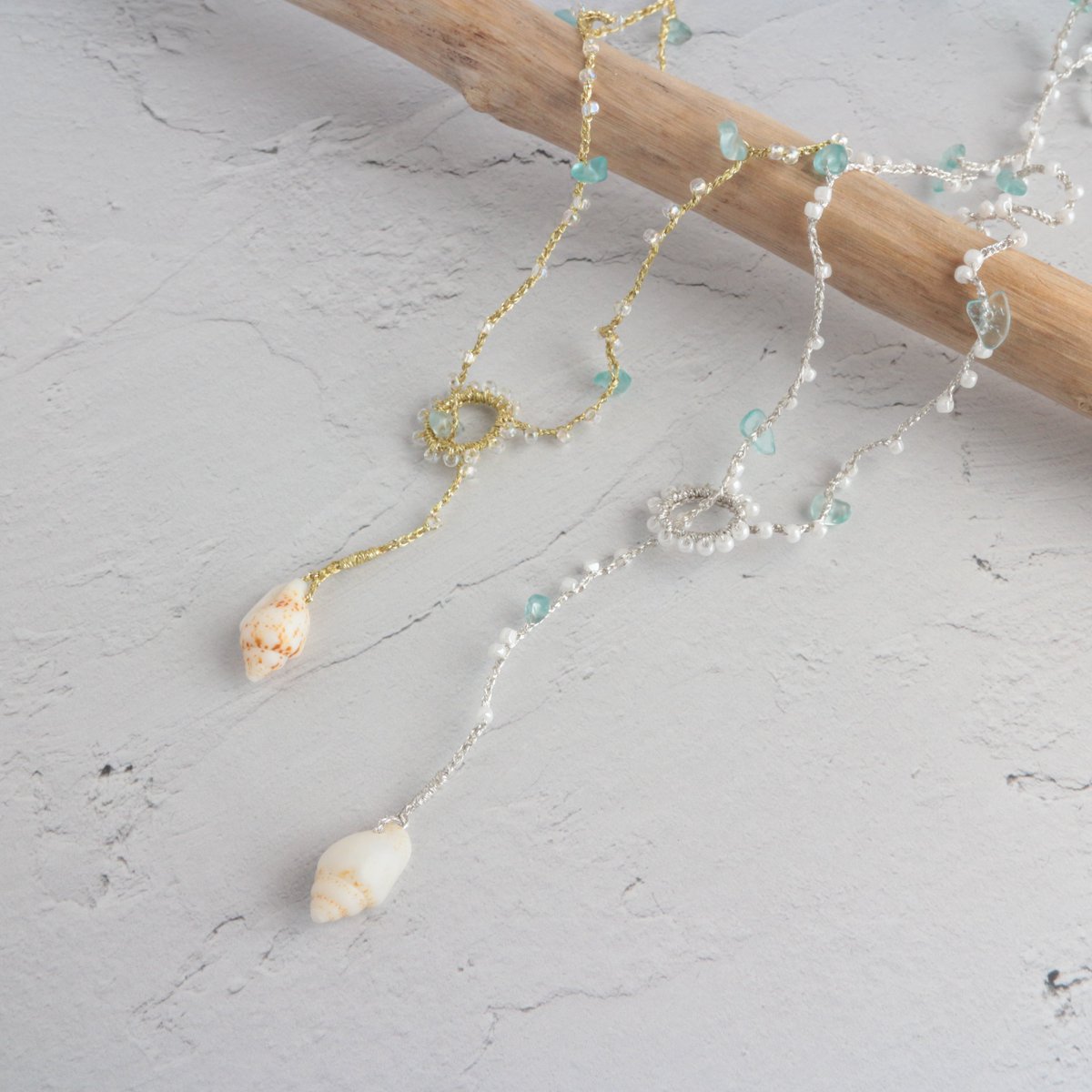 _shellyveil's tweet photo. 波打ち際(apatite )

きらきらと光り輝く波打ち際の情景をイメージしてネックレスを作りました。

留め具の貝殻は、相模湾で打ち寄せられた漂着物で、ビーズの輪っかにくぐらせてご利用ください🐚→○

#shellyveil 
#海を身にまとう
#貝殻アクセサリー 
#minne #Creema https://t.co/K2A75xruLC