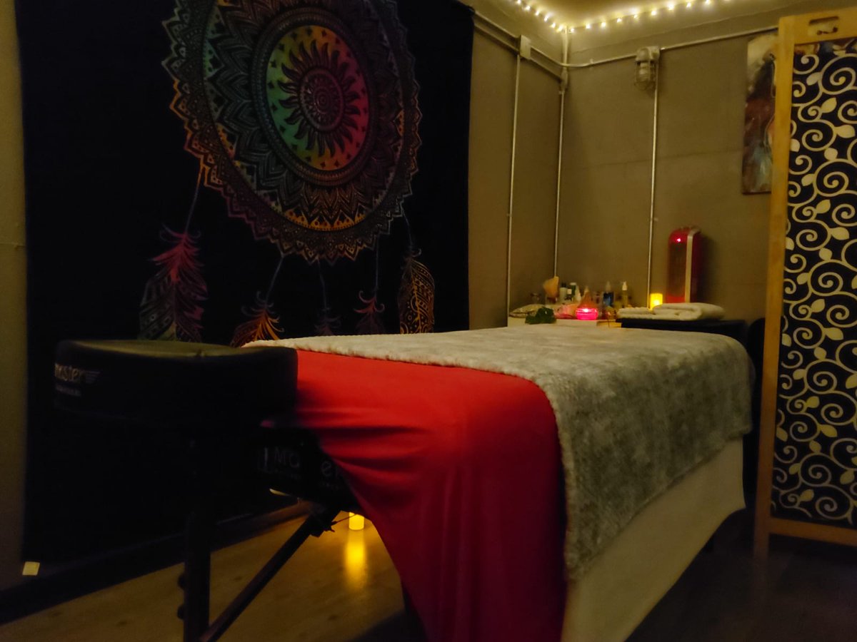 Gogoes16's tweet photo. Nuestra cabina de masaje cuenta con todo el equipo necesario para que tu terapia sea un momento de relajación plena 🧖‍♂️💆‍♂️🤲!!! https://t.co/TLNaS3Qmj5