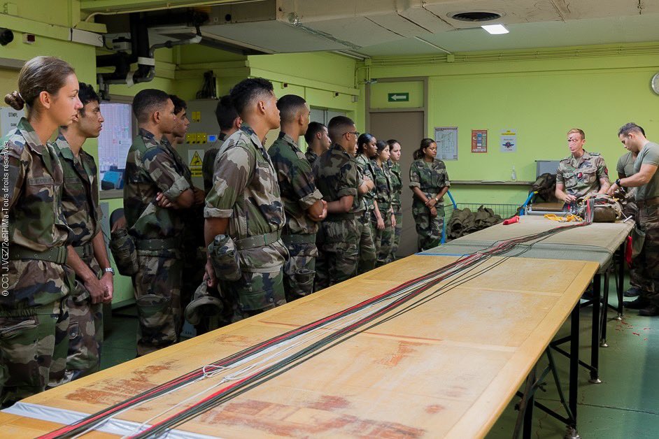 2eRpima's tweet photo. Le @2eRpima accueille 20 jeunes dans le cadre d’une préparation militaire terre (PMT). Durant une semaine, les stagiaires découvrent les spécificités du fantassin parachutiste, le matériel et les traditions des troupes de marine.#TDM #PMT #Ambitionjeunessedel’@armeedeterre https://t.co/JZ46pFeXnC
