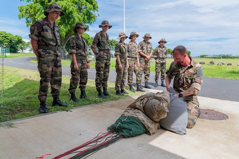 2eRpima's tweet photo. Le @2eRpima accueille 20 jeunes dans le cadre d’une préparation militaire terre (PMT). Durant une semaine, les stagiaires découvrent les spécificités du fantassin parachutiste, le matériel et les traditions des troupes de marine.#TDM #PMT #Ambitionjeunessedel’@armeedeterre https://t.co/JZ46pFeXnC