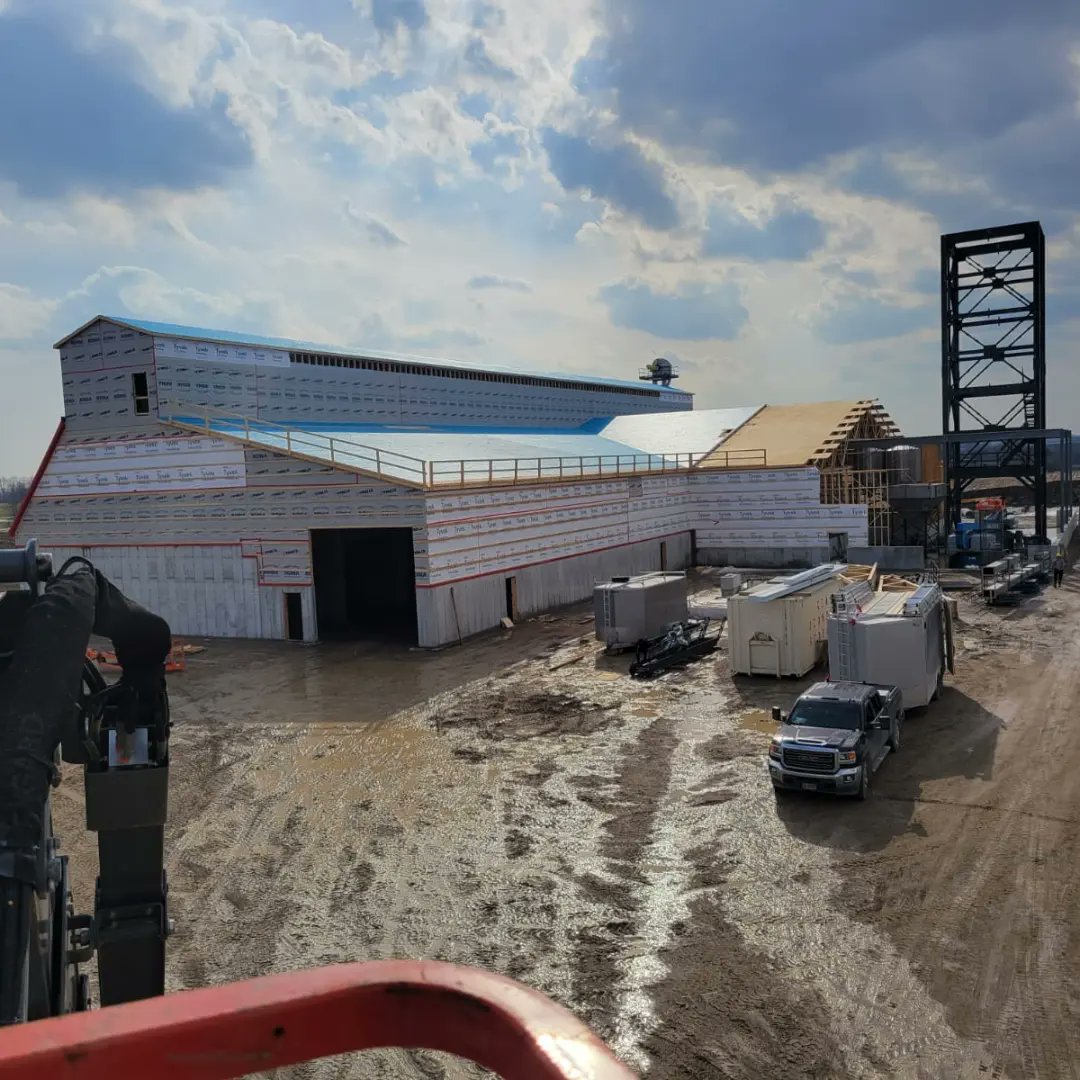 AVPConInc's tweet photo. Awesome view from the lift! Really proud of the team with how hard they've worked on this project throughout the last 8 months to remain on time ⏰ and budget 💰. Two more months &amp; this new fertilizer flat storage / blending facility will be ready to turnover to @SunderlandCoop https://t.co/mpM6PVj6gp
