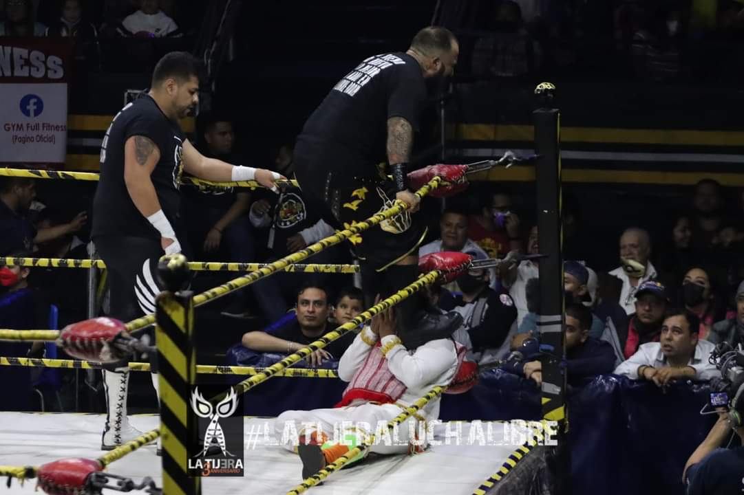 LaTijeraLucha's tweet photo. Relevos atómicos de locura en #ArenaNaucalpan,el bando técnico #ElDivino #JuanDiego #Karamelo y #Pinochito logran dar vuelta al dominio de #Demencia #ArturoGaonaJr #Horus y #BrazoDePlatino, donde la afición se mantuvo de principio a fin con el talento de #IWRG y #Boow.
#latijera https://t.co/y44TCS4cFa