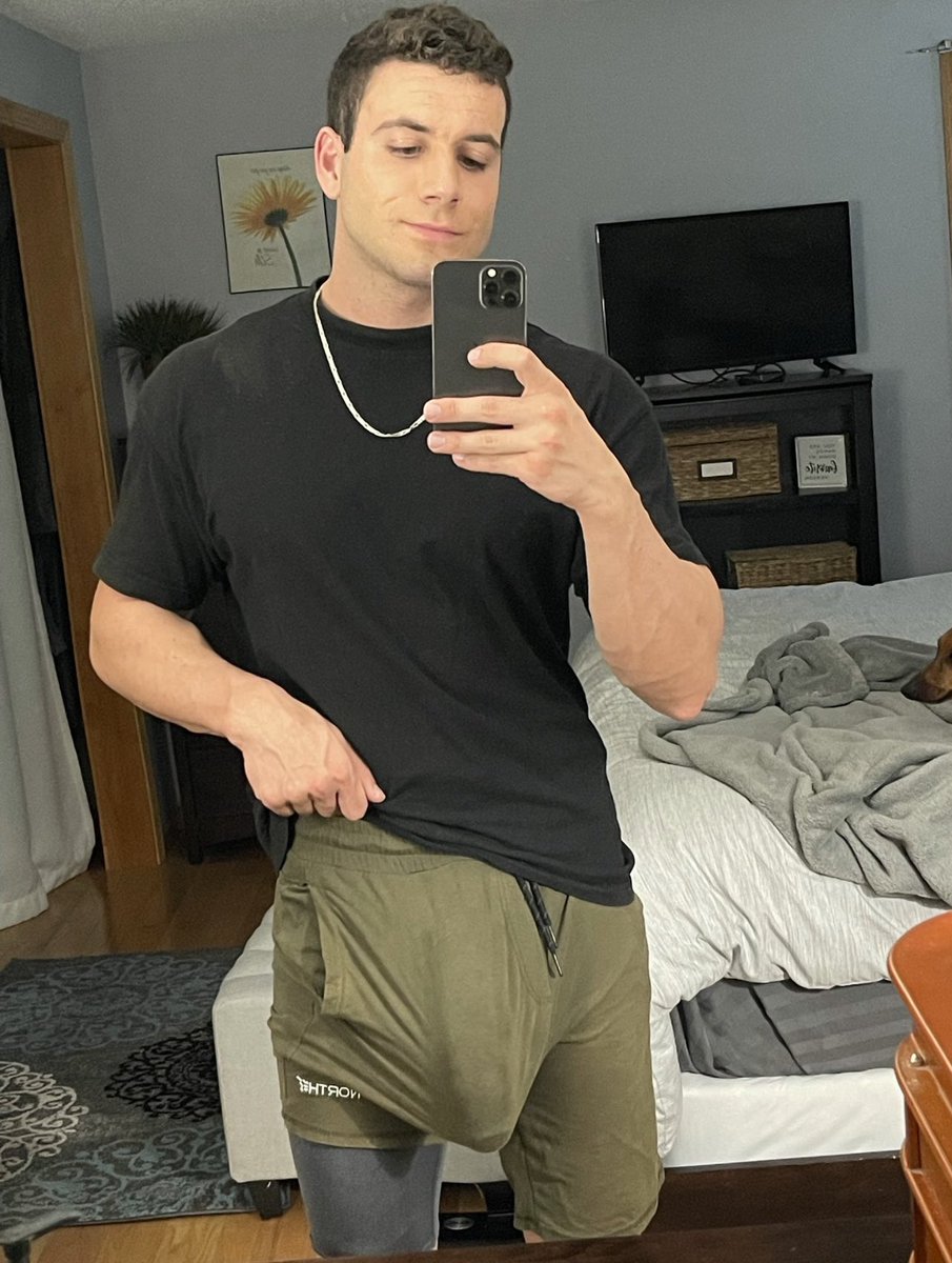 BOTTOMS retweet for me;) 