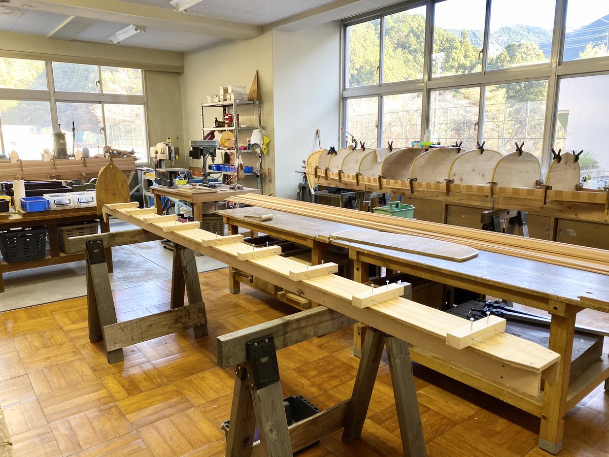 mountscape_'s tweet image. こちらはカヌー製作初期の様子です。
最初は土台にモールド（型）を取り付けるところから始まります。
この型に細長い板（ストリップ材）を重ねていくことで、カヌーの形を作っていきます🛶
また細かい作業もご紹介していきますね。

#mountscape #カヌー工房 #木工 #奥多摩