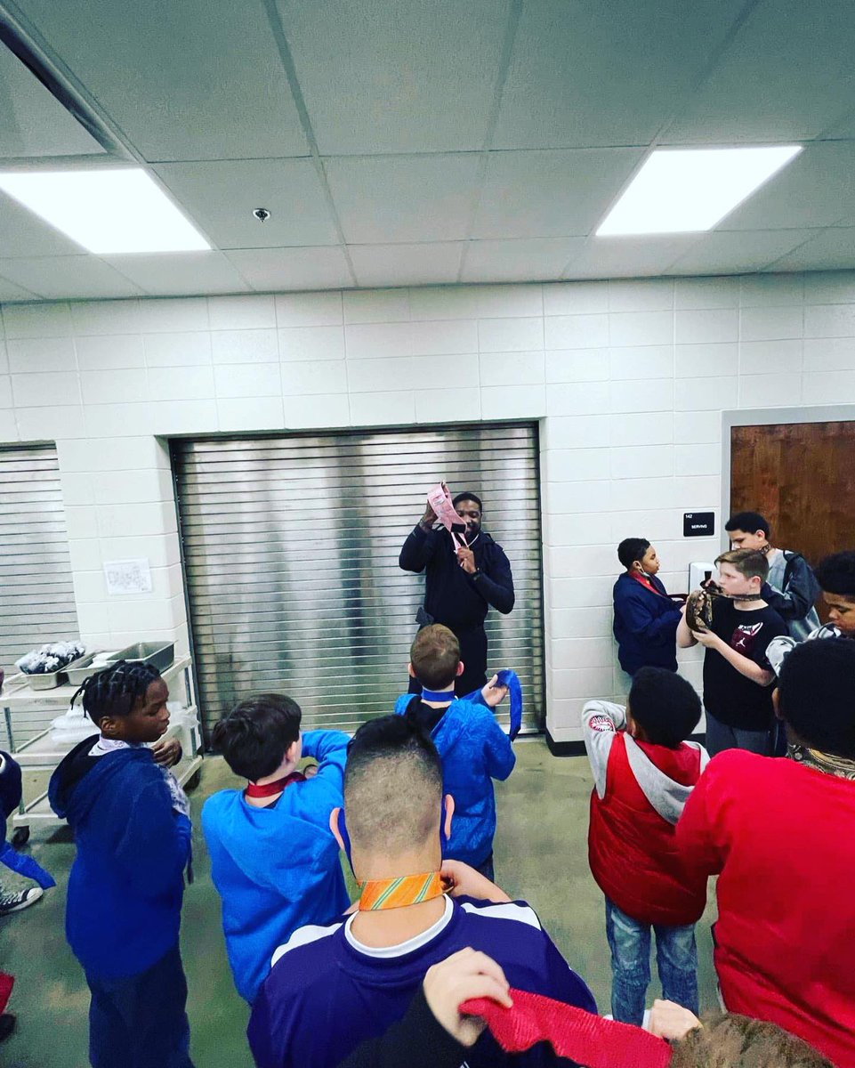 Tmanproject's tweet photo. #CommitToServe
#CommitToCare
#CommitToThrive in the lives of these young men in Central Alabama.
We discussed the ‘image’ of males Hueytown Intermediate School.
We are thankful for Kevin Dunn and Officer Thompson for his generosity to include us on this opportunity to mentor https://t.co/5Moggjm0zb