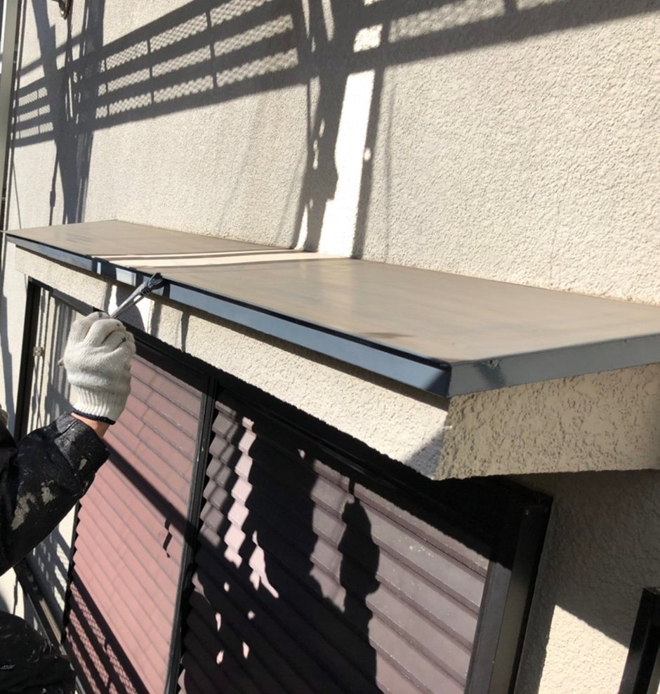 外壁・屋根塗装は３回塗りが基本です。
１回塗ってそれで終わりではありません。

お住まいをきちんとお守りするには、
丁寧な下地処理をした上での３回塗りが必要になります。

実は、塗装職人の仕事は、
ただのペンキ塗りではなく、
「お住まいを守る塗装」なのです。
tosou-miyabi.com/topics/paintin…