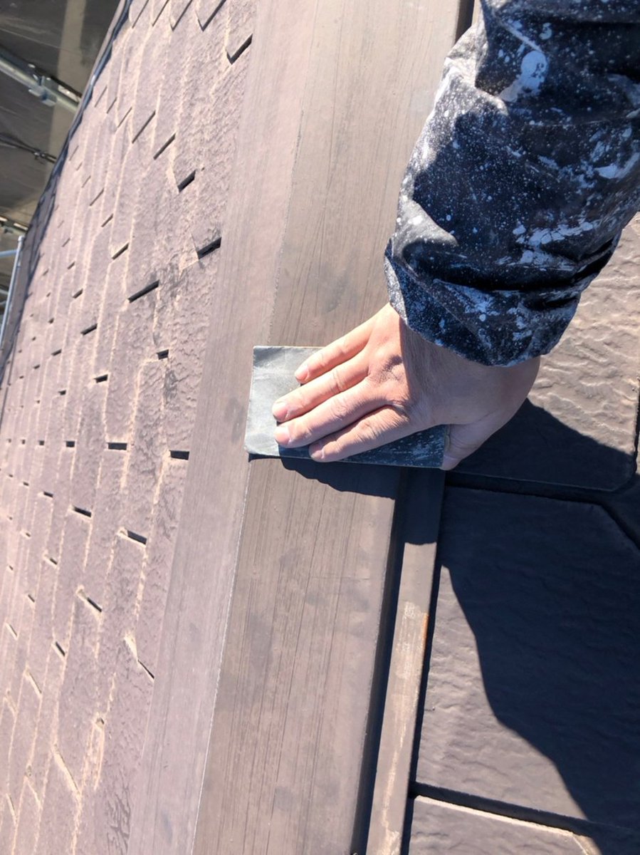 お住まいをお守りするための塗装に欠かせないのが、
塗装前の「下地処理」作業です。

補修すべき箇所があれば修理し、
高圧洗浄で塗装面を綺麗に洗い流し、
目地（板間）などにコーキング（充填材）を打ち込み、
ケレン作業で塗装面を整え、そして全体養生をする。

塗装の成否は下地処理にありです！