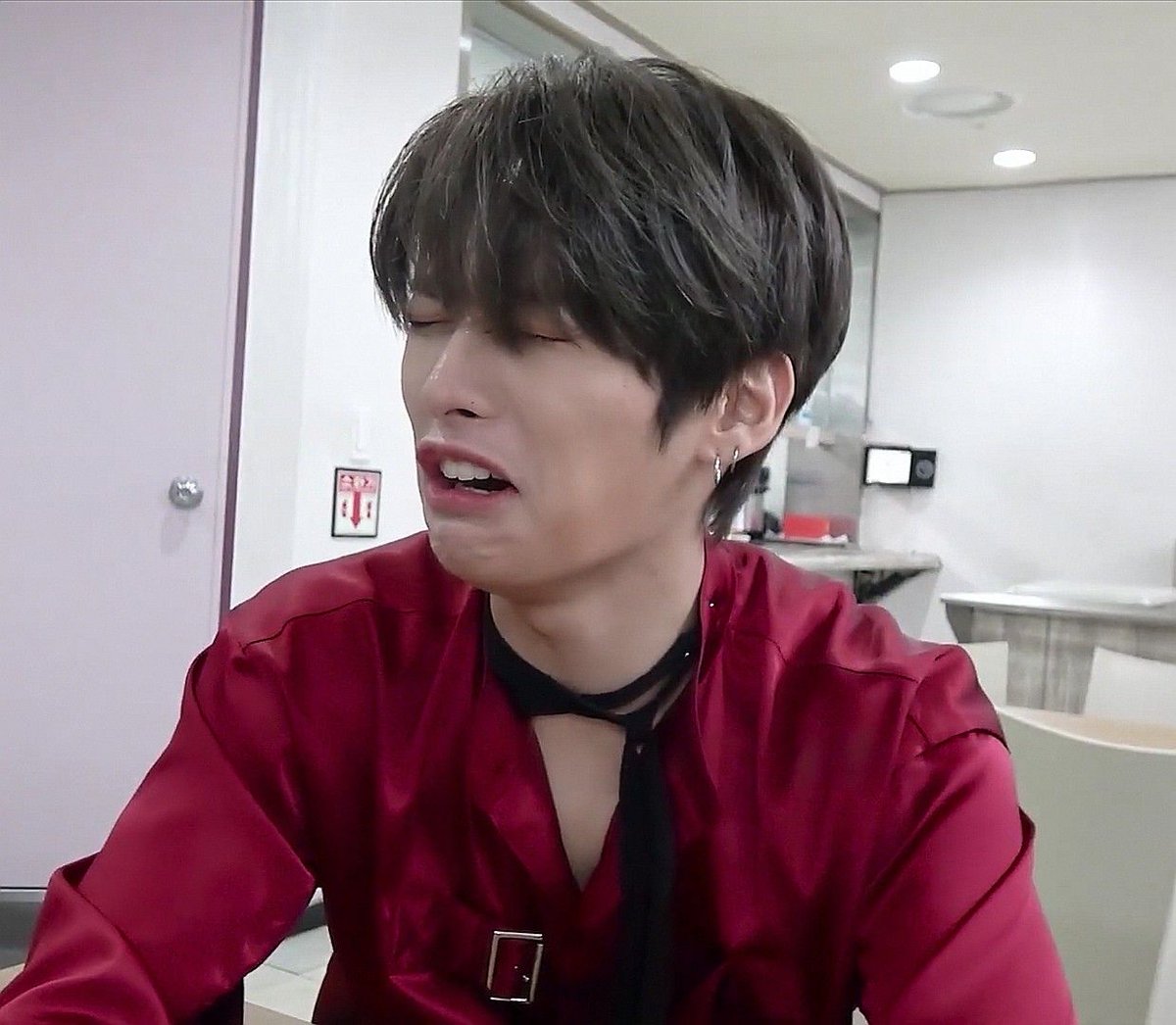 _greylee's tweet image. ¿Qué tanta buena suerte hay que tener para que Lee Know te responda? #StrayKidsComback  @Stray_Kids