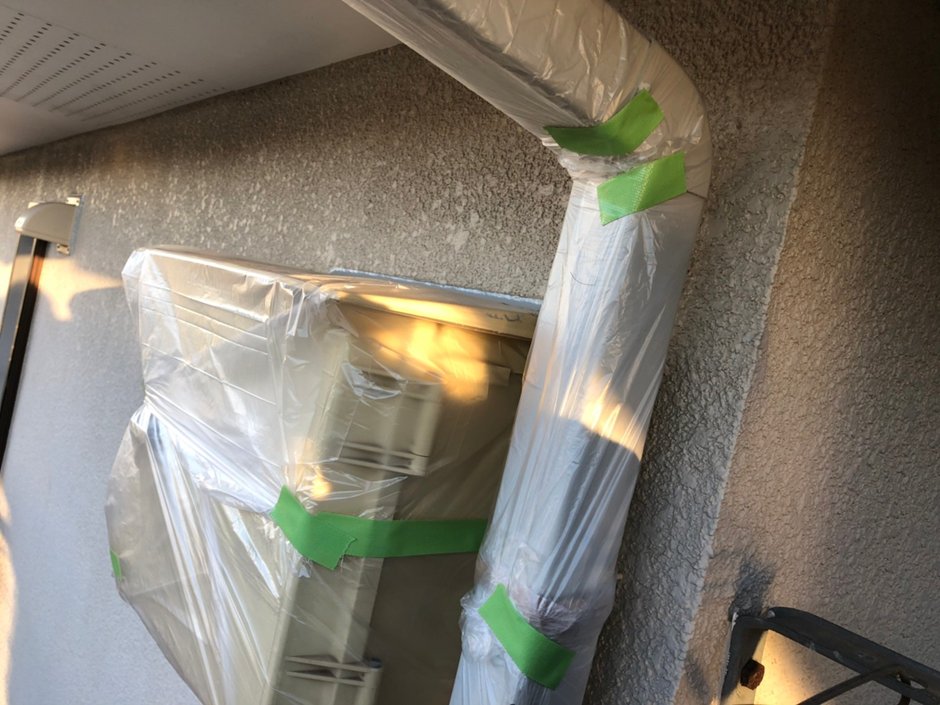 外壁・屋根の塗装工事でよく聞く「養生」とは？

どんなにベテランの塗装職人でも、
塗装面以外のところに１滴も垂らさずに塗装することはできません。

そのため、汚したり、傷つけてはいけない部分を養生シートやマスカーなどで覆って保護してから塗装を始めます。
これを「養生」と言っています。