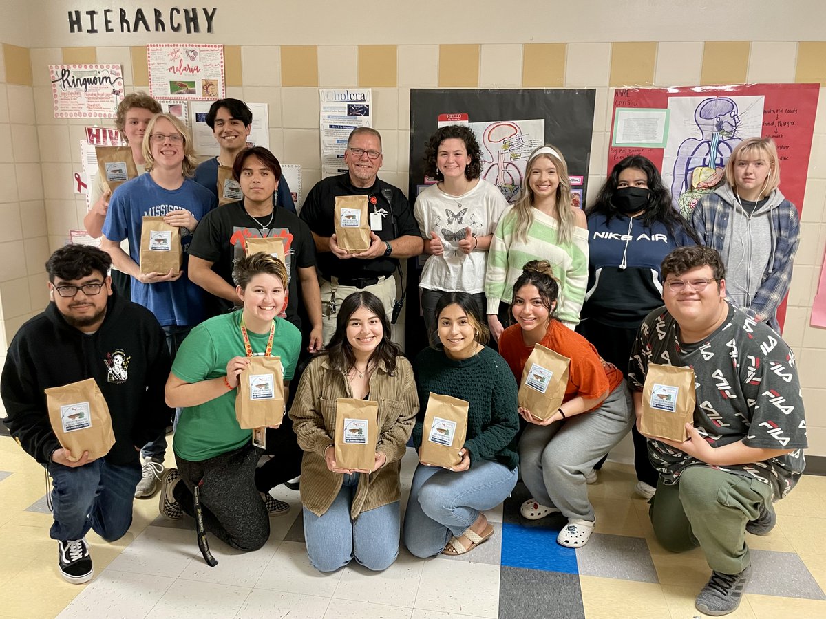 RCHS_stuco's tweet image. Fashion Design and Stuco collaborated to make good luck gifts for the RCHS Bass Fishing Team! 
"We're Reel-y Proud of You!" @RCISD_CTE @RoyseCityHS @RoyseCityISD #thsba #oneRC 
🎣🐟🪝🚤🏆