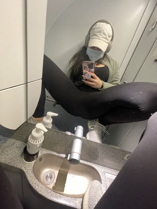 AIRPLANE SELFIE LMFAOOO https://t.co/5WUHpk7B1j