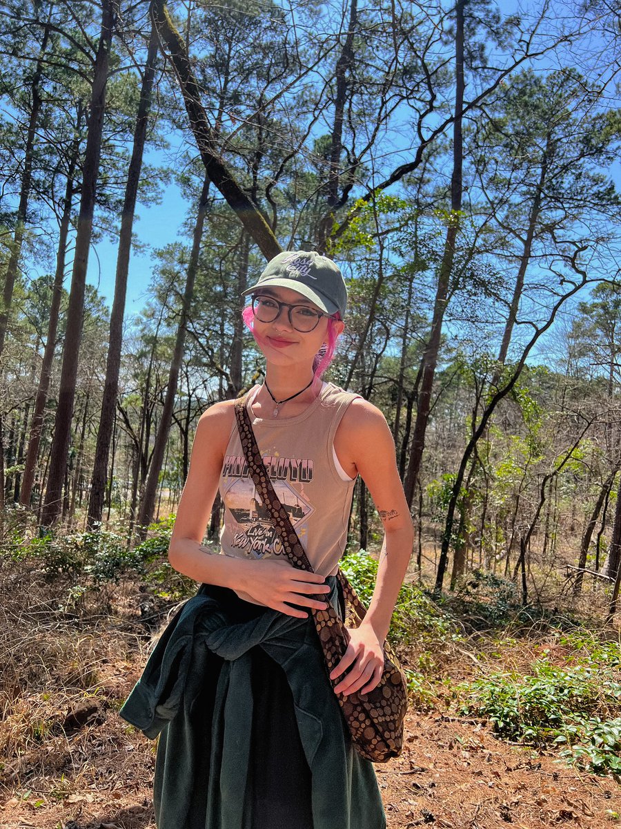 auroraizz's tweet photo. here’s me looking cute on a hike today just for funsies https://t.co/ak0bs68Se7